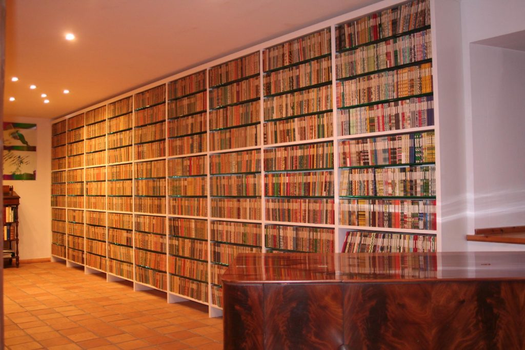 Bücherregal