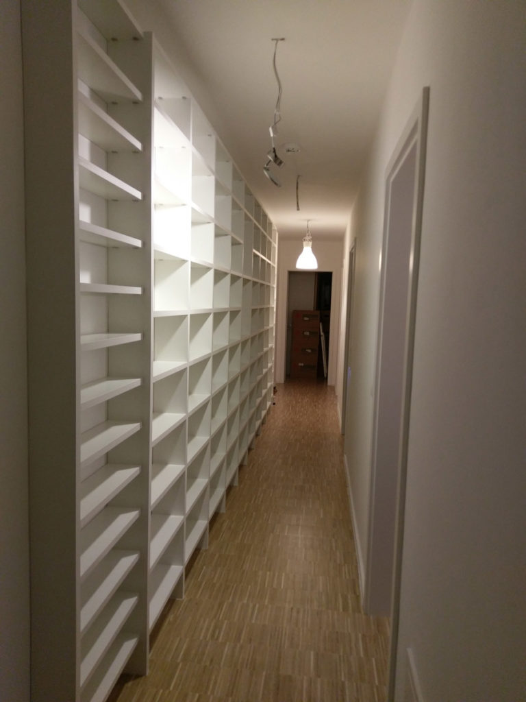 Bücherregal
