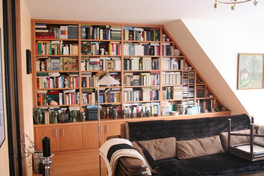 Bücherregal